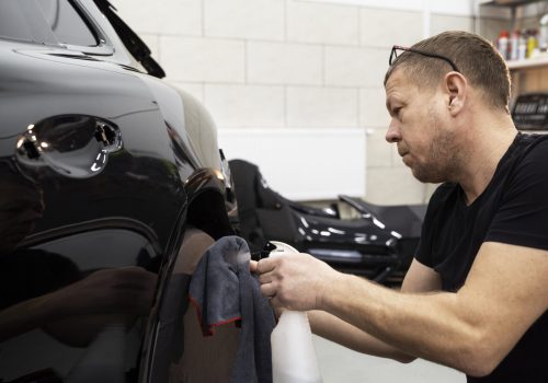 person-working-car-wrapping (2)